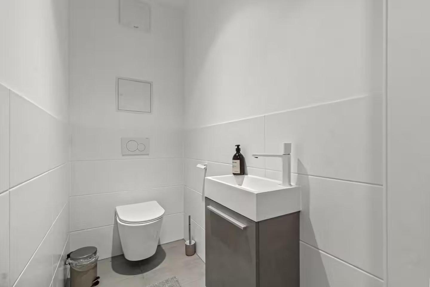 Balkon I Tiefgaragen Parkplatz I 5 Min Zum Einkaufszentrum I Schnelles Wlan Apartment Wien