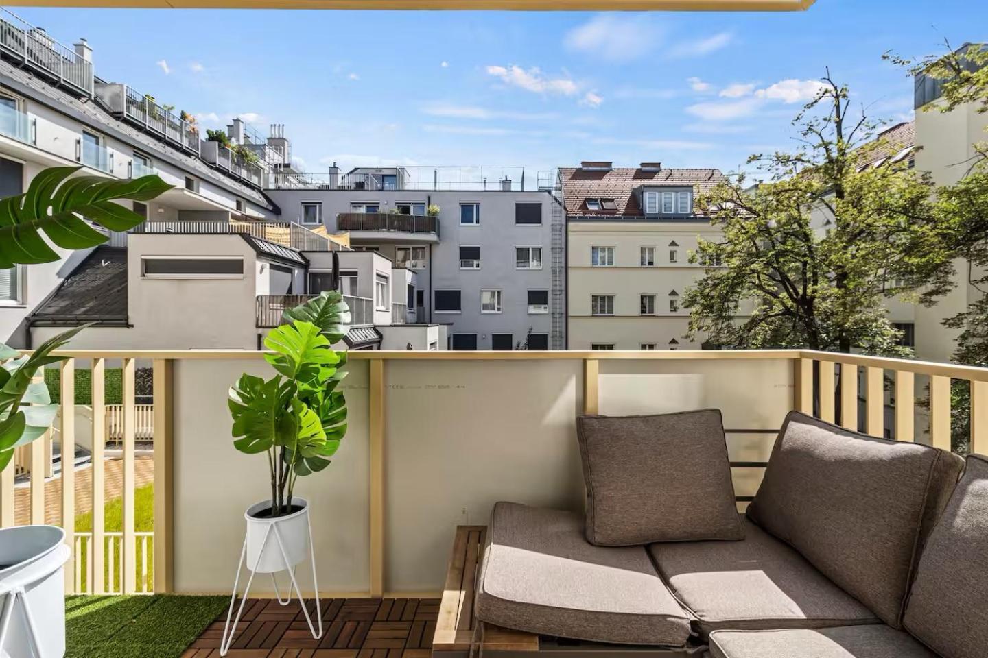 Balkon I Tiefgaragen Parkplatz I 5 Min Zum Einkaufszentrum I Schnelles Wlan Wien