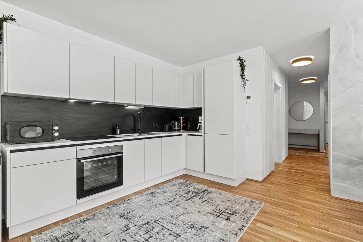 Balkon I Tiefgaragen Parkplatz I 5 Min Zum Einkaufszentrum I Schnelles Wlan * Wien